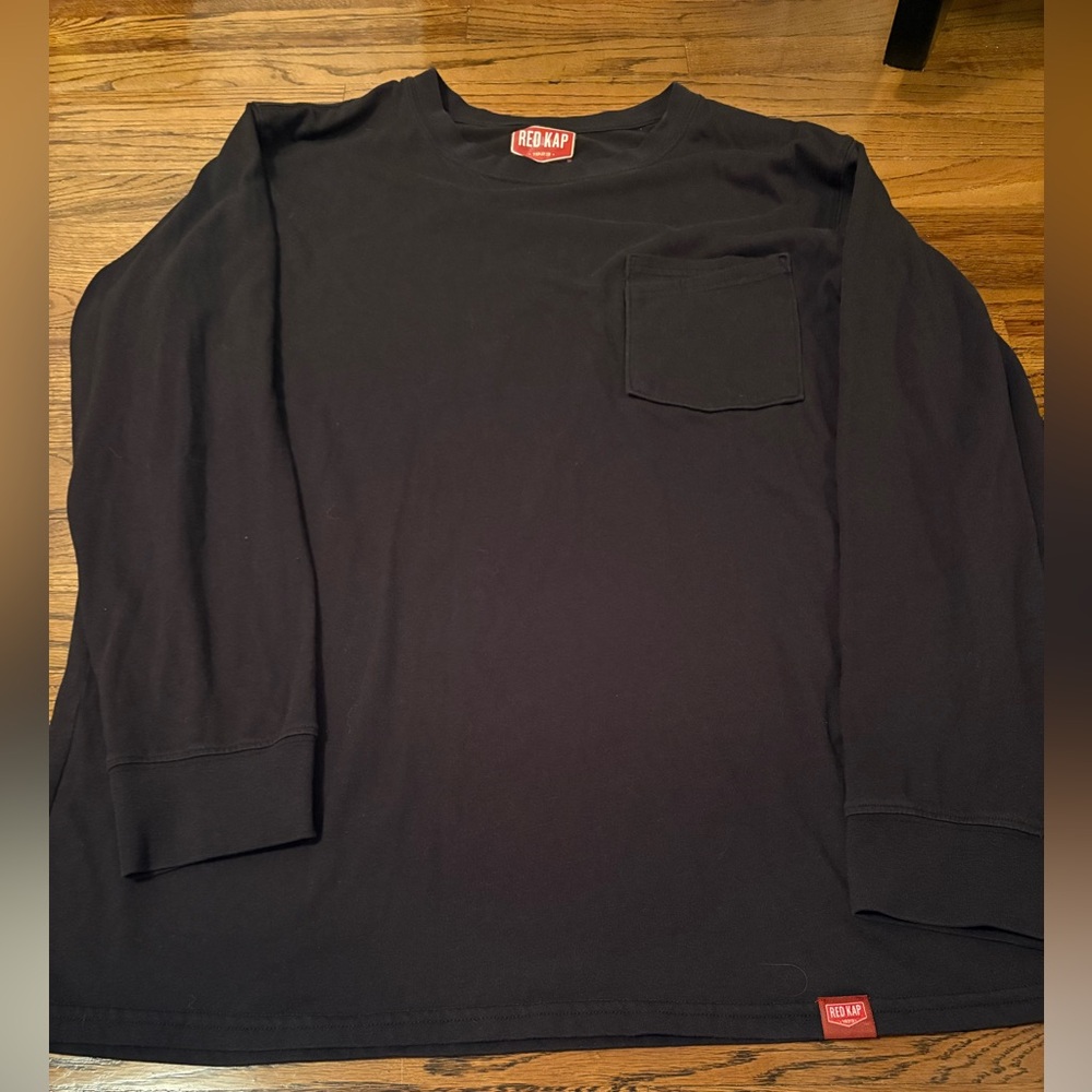 Men's Black Long-Sleeve Pocket Tee